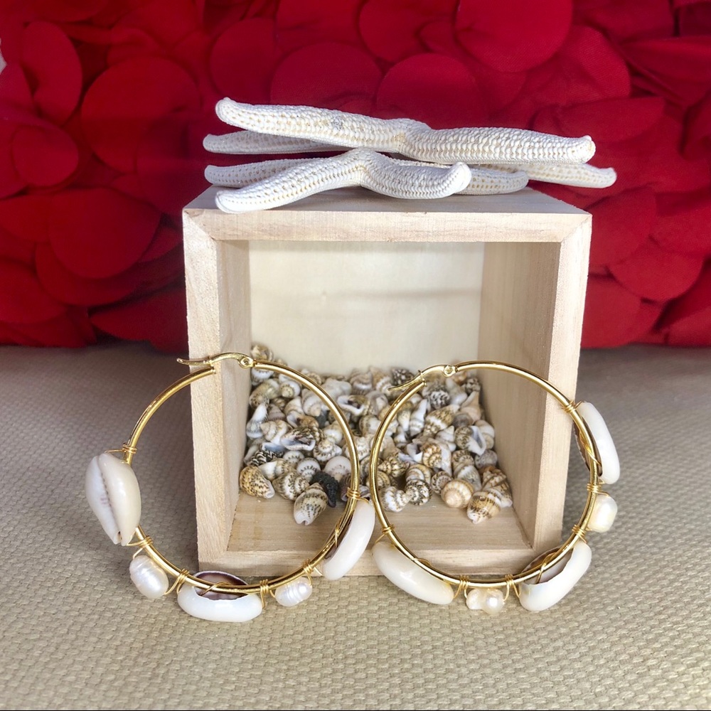 Medium Seashell Pearl Hoops